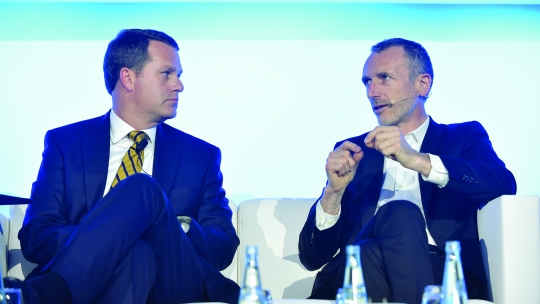 Jobbra Emmanuel Faber, a Danone CEO-ja, balra Doug McMillan, a Wallmart CEO-ja