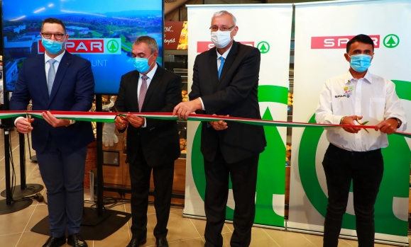 (balról jobbra): Szalay Zsolt, a SPAR Magyarország ügyvezető igazgatója, Elek Sándor, Törökbálint polgármestere, Dr. Aradszki András országgyűlési képviselő és Zöld Gábor áruházvezető a SPAR törökbálinti szupermarketjének átadásán 2020. október 28-án.