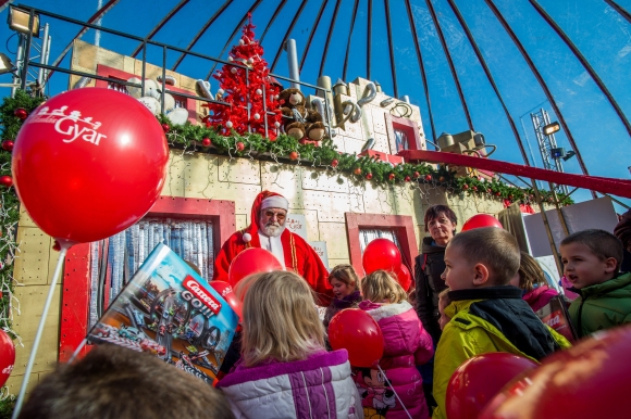 A Mikulás gyerekeket fogad a Mikulásgyárban Budapesten, az 56-osok terén a megnyitó napján, 2017. december 1-jén. MTI Fotó: Balogh Zoltán
