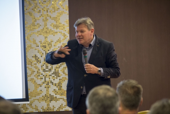 Kozák Ákos