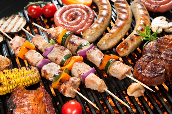 A grillezéshez használható termékek legnagyobb részét a grillhúsok (köztük a halak is) adják, de egyre jelentősebb a zöldségek és a grillsajtok hányada. fotó:123rf-com