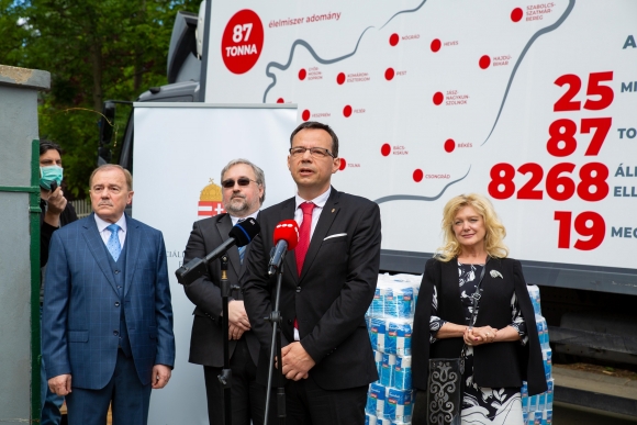 Előtérben Dr. Simon Attila István, az EMMI szociális ügyekért felelős helyettes áll.amtitkára