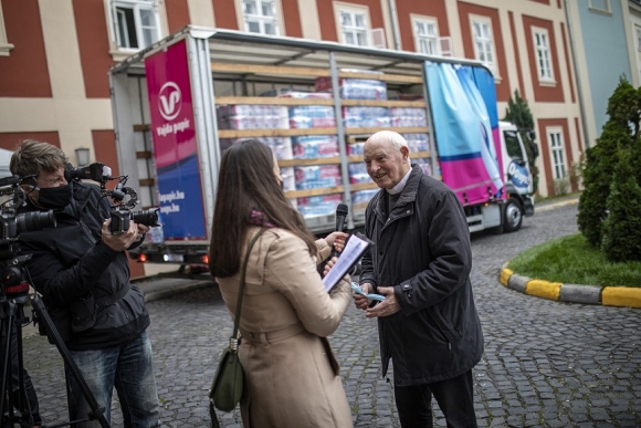 A két kamionba 87 raklapnyi, 10,7 tonna higiéniai papírtermék – toalettpapír, papírtörlő és papír zsebkendő – fért be