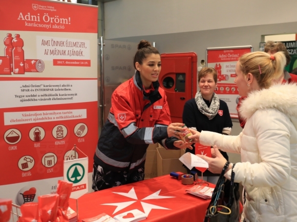 Ördög Nóra adományt vesz át (Fotó:Spar)