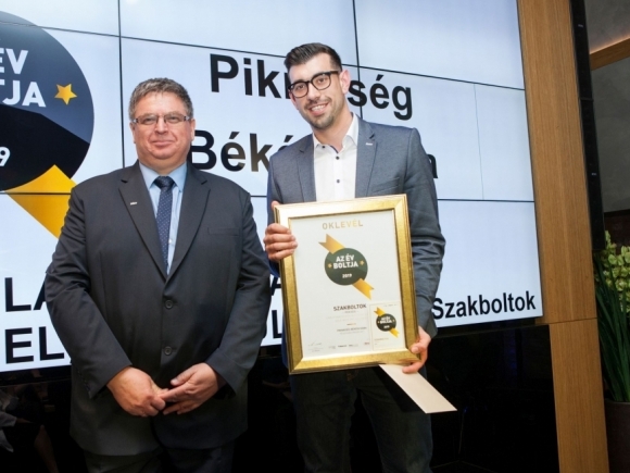 Az üzlet képviselője Szentesi Sándorral a Sole-Mizo kereskedelmi igazgatójával