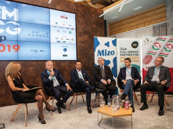 A képen balról - jobbra: Ács Dóra Store Insider magazin, Balogh Levente Szentkirályi-Kékkúti Ásványvíz Kft., Noszlopy Zoltán CBA Kereskedelmi Kft., Tóth Géza CO-OP Hungary Zrt., Flórián Zoltán Rossmann Magyarország Kft., Erdélyi István Gallicoop Zrt.