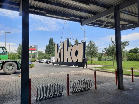 Megkezdődött az áruházak átalakítása_itt éppen a régi márkanév kerül le.