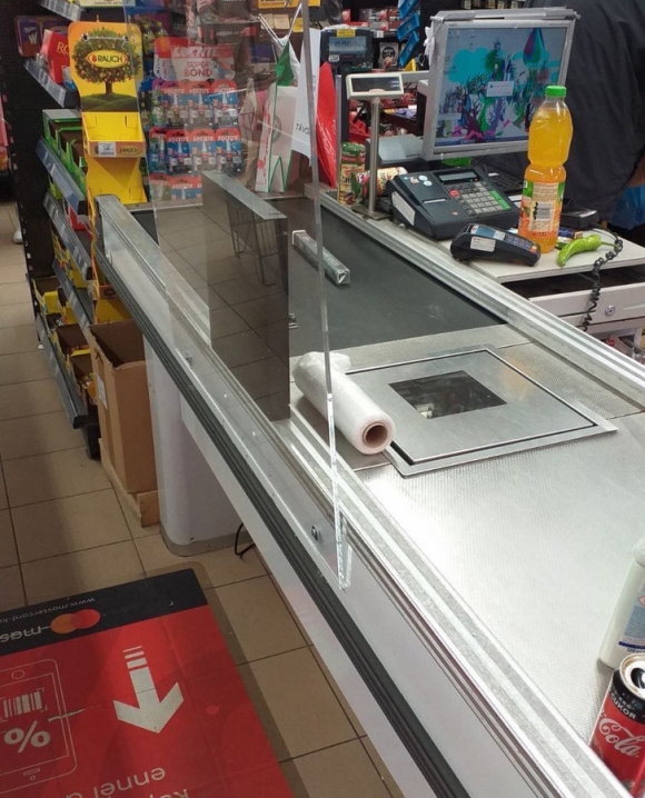 Plexi egy CBA pénztár előtt - Forrás: Index.hu