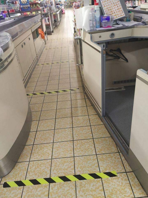 A várakozás helyét jelző matricák egy Aldi üzletben