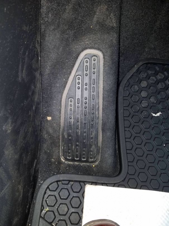 A Jeep vezetői ülése alatt található szőnyegen ez olvasható Morse-jelekkel - Homok, hó, folyó, hegyek.