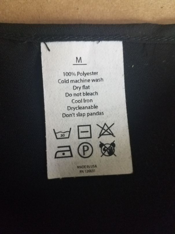 A póló címkéjén nem csak arra figyelmeztettek, hogy hideg vízben kell mosni a ruhát, hanem arra is, hogy ne bántsd a pandákat.